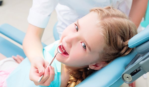kind die wordt behandeld door de tandarts